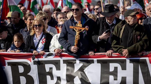 cu cateva zile inainte de alegeri fidesz domina facebook ul maghiar cu reclame politice pe care n ar fi trebuit sa le mai poata difuza