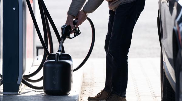 Mai multe benzinării au fost amendate de ANAF cu aproape 25.000 de euro, după controale în criza preţurilor la carburanţi