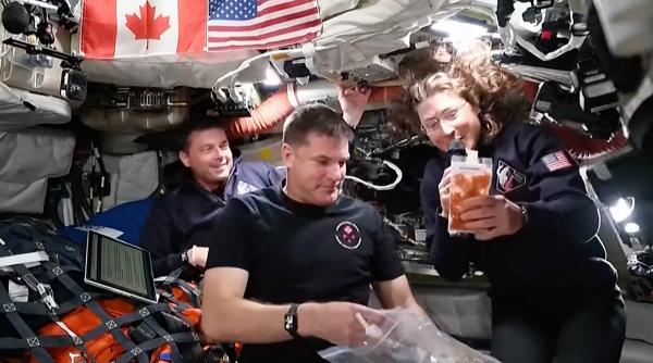 Pe lângă Nutella, în capsula Orion plutesc și creveți sau tortilla: Ce mănâncă în spațiu astronauții din echipajul misiunii Artemis 2