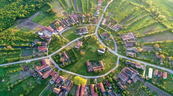 Satul unic în România „construit rotund”: Singurul șvab care mai locuiește în Charlottenburg povestește cum orășenii îi strică forma