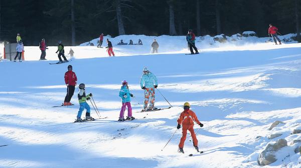 schi in vacanta de paste la bansko stratul de zapada ajunge la trei metri iar turistii au reduceri la skipass uri