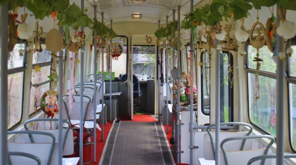 tramvaiul iepurasului va circula prin bucuresti in joia mare copiii care calatoresc cu el primesc cadouri traseu statii si program