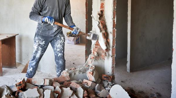 un barbat din franta si a demolat casa ca sa scape de romanii care au ocupat o ilegal erau tot mai multi si sustineau ca e a lor