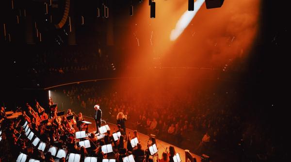 de la ariile lui puccini la rolling in the deep cum a ajuns alexandra crisan vocea celui mai mare turneu simfonic al europei