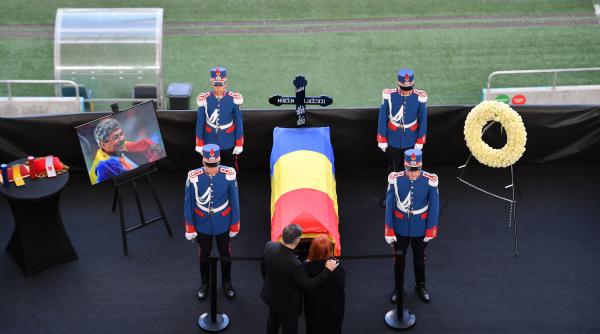 imagini emotionante de la arena nationala altar de flori in memoria lui mircea lucescu oamenii ii pot aduce joi un ultim omagiu
