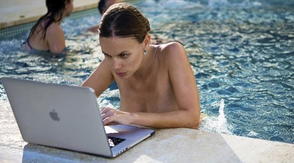 ucrainenii sunt indignati ca o tanara fost model care a pozat nud a fost numita consul in dominicana a fost demisa dupa 14 zile