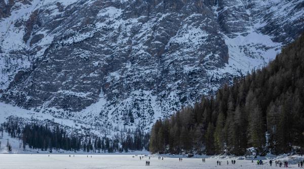 video mai multi turisti au cazut in apa rece a lacului braies dupa ce gheata a cedat