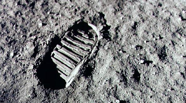 Cum vor arăta următoarele urme de pași lăsate pe Lună. NASA pregătește bocancii astronauților misiunii Artemis