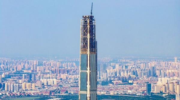 e cel mai inalt zgarie nori nelocuit din lume si e aproape gata la 18 ani de la inceperea lucrarilor va avea 596 de metri inaltime