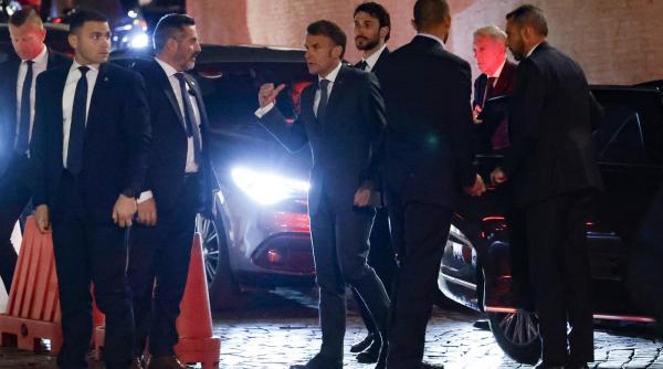 emmanuel macron a sarit sa ajute unui batran in timpul unei plimbari prin roma