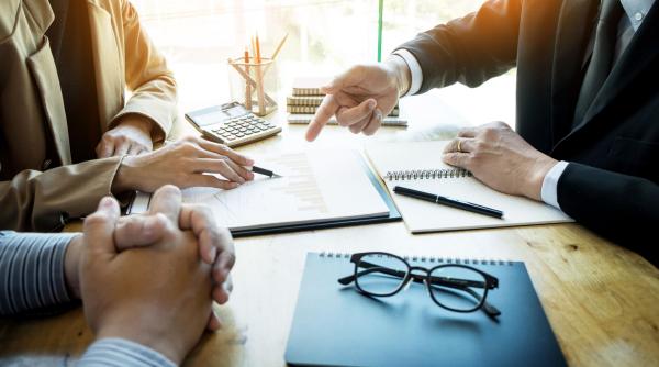 firmele de familie in fata unui val urias de succesiuni si vanzari la nivel global cum ar putea afecta economia