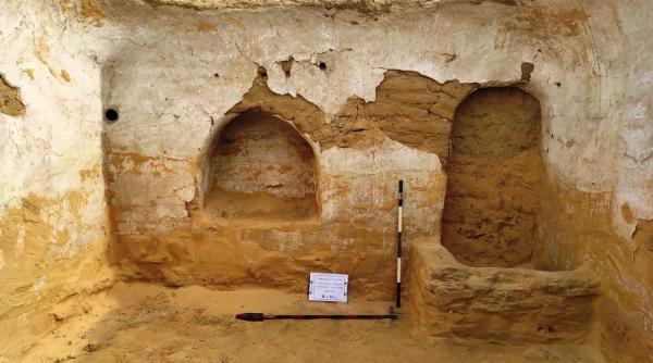 o manastire crestina din secolele iv vi a fost descoperita in egipt are 2000 de metri patrati iar peretii sunt grosi de un metru