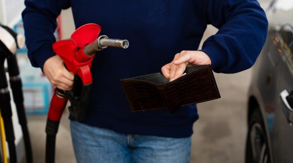 cat costa benzina si motorina sambata 11 aprilie petrom si lukoil au ieftinit sambata carburantii