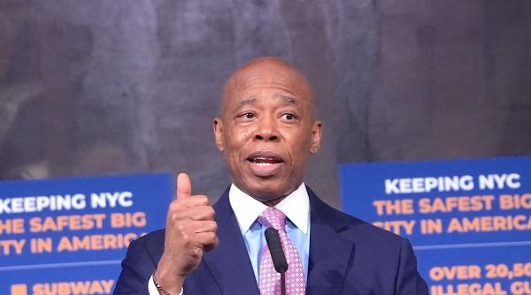 eric adams fostul primar al orasului new york a devenit cetatean al albaniei abia astept sa ma bucur de muntii si raurile voastre