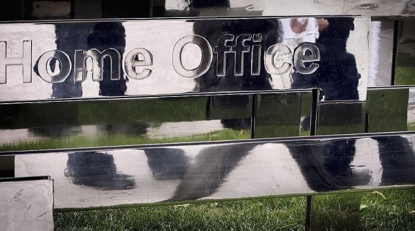 marea britanie incepe sa retraga drepturile de rezidenta post brexit ale cetatenilor ue sunt vizate 1 4 milioane de persoane