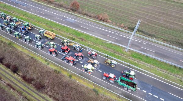 O treime dintre benzinării rămân fără combustibil în Irlanda după ce fermierii și transportatorii au blocat autostrăzi și o rafinărie