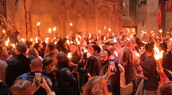 s a aprins lumina sfanta de la ierusalim ce semnificatie are si cand ajunge in romania