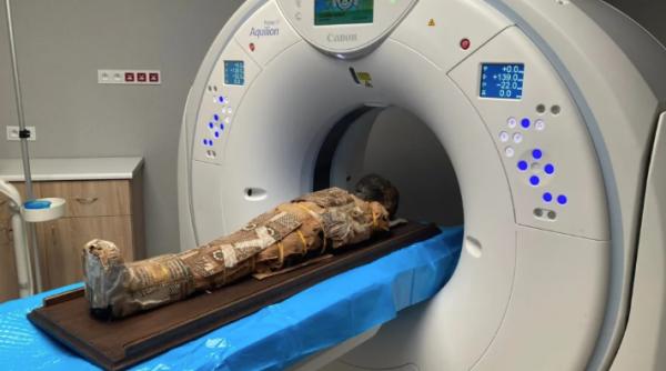 o mumie egipteana veche de 2 000 de ani ascundea un obiect secret pe piept iar arheologii au ramas uluiti cand au aflat ce era