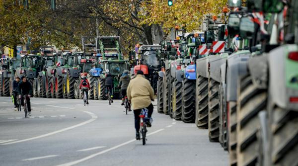 politia irlandeza sprijinita de armata a intervenit in forta pentru a elibera singura rafinarie a tarii blocata de protestatari