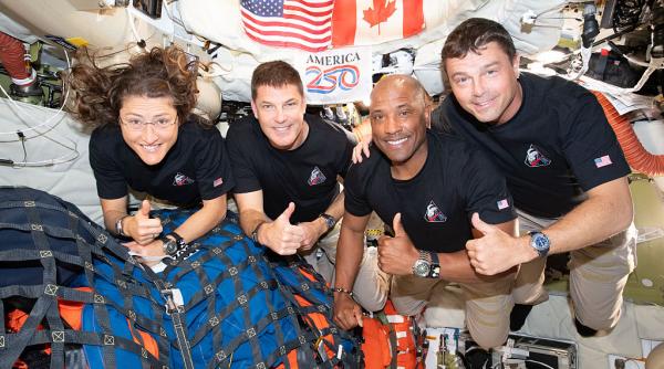 Revedere emoționantă la Houston. Ce au spus cei patru astronauți Artemis II după călătoria de 700.000 de mile în jurul Lunii