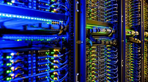 creste revolta impotriva centrelor de date ai americanii platesc curent mai scump iar gigantii tech se imbogatesc