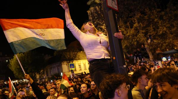 Zeci de mii de oameni au sărbătorit în stradă, la Budapesta, înfrângerea lui Viktor Orban. "M-am rugat pentru asta timp de 16 ani"