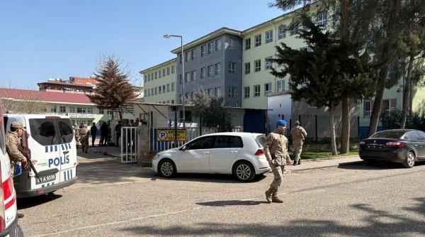 atac armat la un liceu din turcia un fost elev a deschis focul la intamplare a ranit cel putin 16 persoane apoi s a sinucis