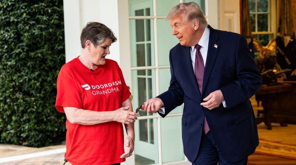 ce bacsis i a dat donald trump livratoarei care i a adus comanda de la mcdonald s la biroul oval