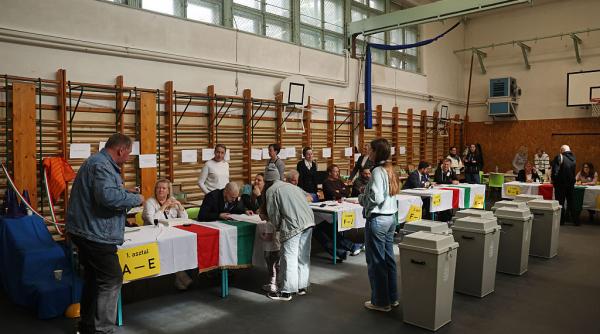 un politician roman povesteste ce a vazut la alegerile din ungaria am ramas dinozaurii care voteaza pe un ziar cat un cearsaf