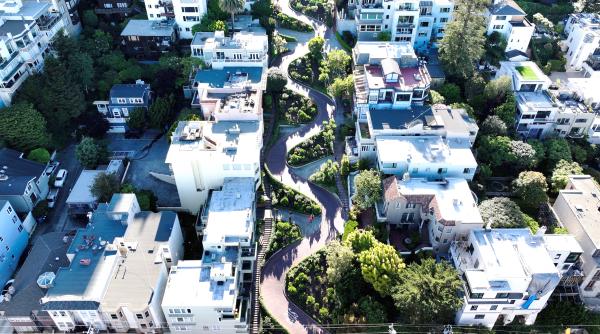 cum arata cea mai stramba strada din lume in aprilie 2026 este intr un mare oras american renumit pentru drumurile in panta