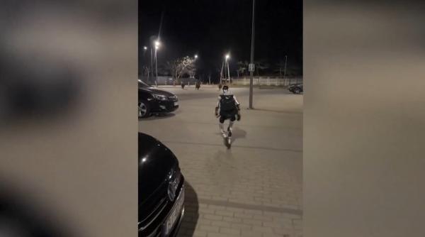 edward robotul umanoid care alearga si goneste mistreti in polonia a devenit viral poarta un rolex cu diamante si rucsac in spate