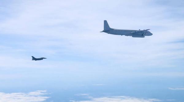 incident in spatiul nato f 16 romanesti au interceptat un avion rusesc care zbura fara contact radio in spatiul aerian baltic