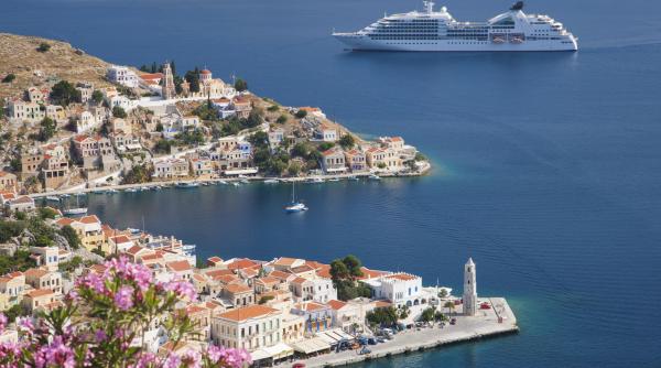 Restricții și reguli bizare pentru turiștii din Grecia. Unde nu au voie femeile să poarte tocuri