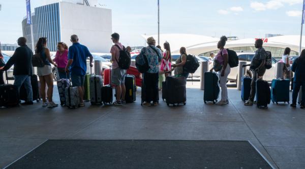 sute de zboruri ar putea fi anulate in urmatoarele saptamani impactul ar fi major in statele europene dependente de turismul estival