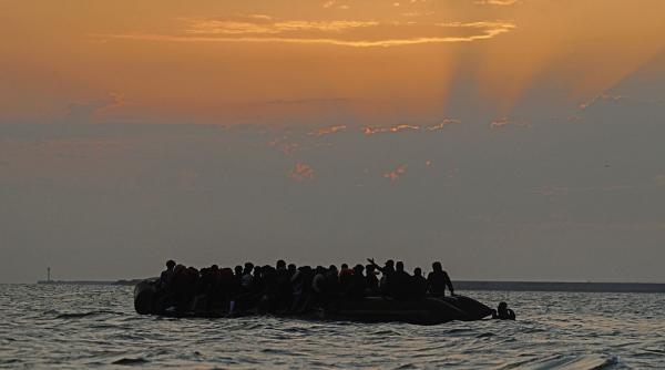 tragedie in oceanul indian o ambarcatiune cu migranti s a scufundat 250 de oamni sunt dati disparuti