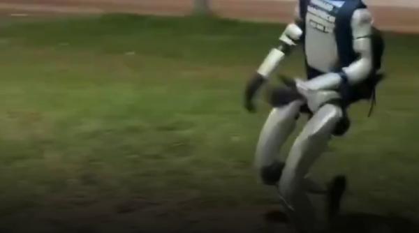 un robot umanoid surprins in timp ce alunga mistretii de pe o strada din polonia