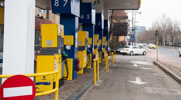 carburantii s au ieftinit considerabil joi 16 aprilie litrul de benzina a scazut sub 8 4 lei cat costa motorina standard si premium