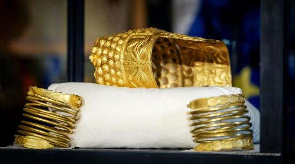 Cum se va face repatrierea coifului de la Coțofenești și a brățărilor dacice. Tezaurul va fi expus 10 zile la Muzeul de Istorie