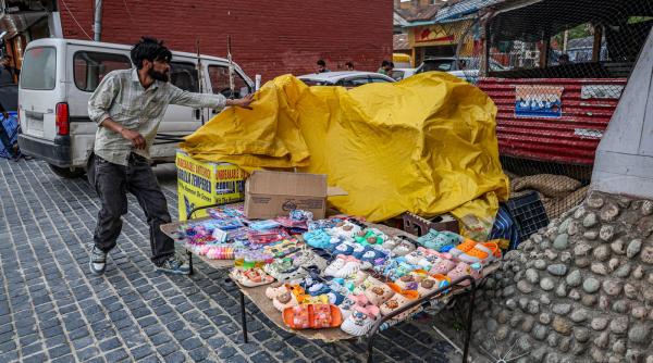 de ce multi localnici din kashmir doneaza aur si sparg pusculitele cu economii pentru oamenii simpli din iran