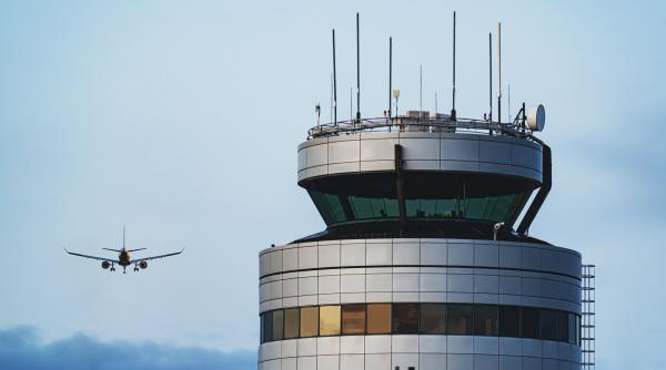 miau miau pilotii unui zbor intern au inceput sa miaune pe frecventa turnului de control cand au fost certati au inceput sa latre