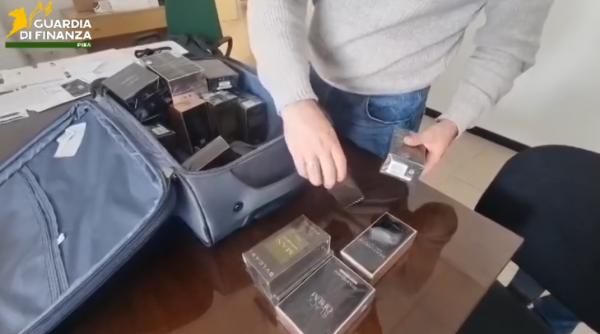 niste romani cumparau bilete de avion ieftine in italia ca sa poata intra in duty free si sa fure parfumuri