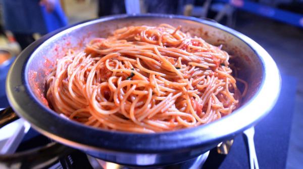 o femeie din italia se dadea drept chef bucatar la domiciliu dar apoi isi jefuia victimele a fost data de gol de o oala cu spaghete