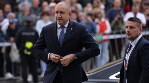 Pilotul de vânătoare Rumen Radev încearcă să spargă blocajul politic din Bulgaria. "Dacă nu îi iese Guvernul, pierde portanța și pică"