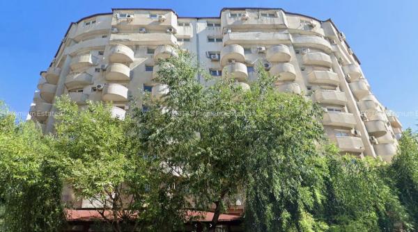 un bloc intreg din centrul bucurestiului cu doua scari si 50 de apartamente este scos la vanzare