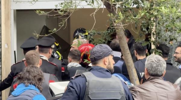 Filmul jafului spectaculos de la banca din Napoli. Hoţii înarmaţi au fugit cu casetele de valori printr-o gaură din podea