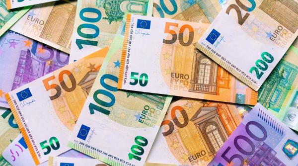 merita sa tii banii la saltea in caz de criza ministru polonez facem asta deja o alta tara ue le cere cetatenilor sa faca rezerve