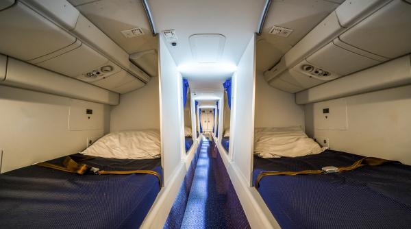  O companie aeriană introduce capsule de dormit pentru pasagerii de la clasa economică. Ce este strict interzis