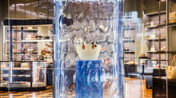 Piața luxului se prăbușește. Nu se mai cumpără Gucci, Hermes sau Balenciaga în magazinele din Orientul Mijlociu, pierderile sunt uriașe