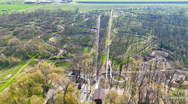 S-a deschis „Bob&Bike Adrenalina Gârboavele”, o zonă de agrement unică în România, cu pistă de bob printre copaci