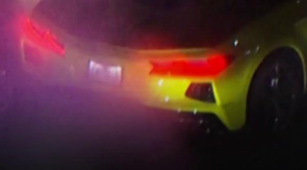 soferul unui corvette a vrut sa fuga de politie dar a intrat cu masina intr un copac